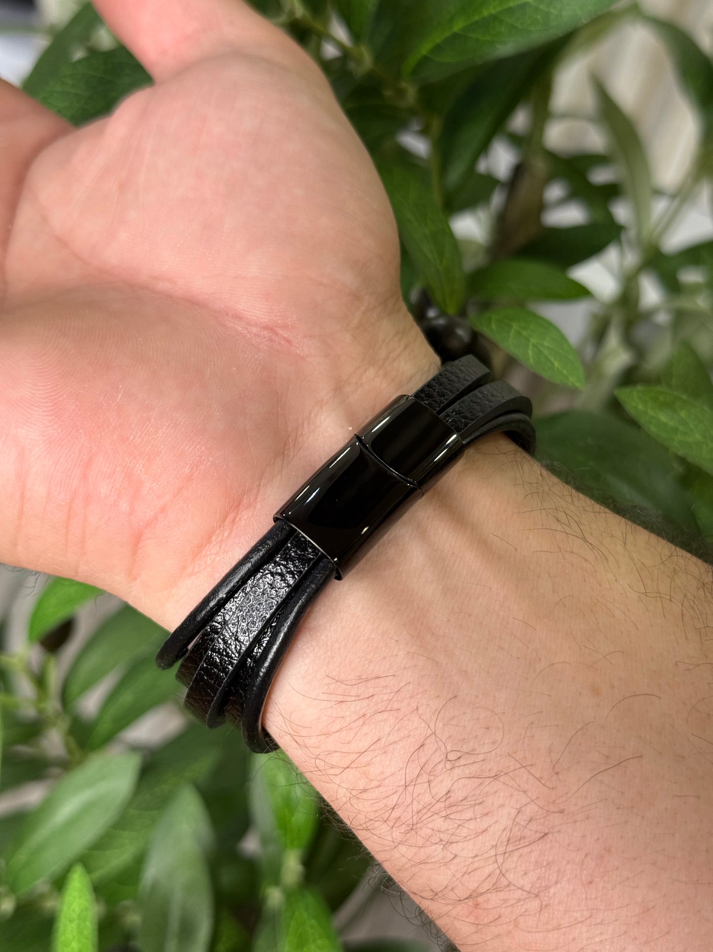Didiray Pulsera negra multicapa de cuero genuino de hombre, brazalete de aleacion con cierre magnetico