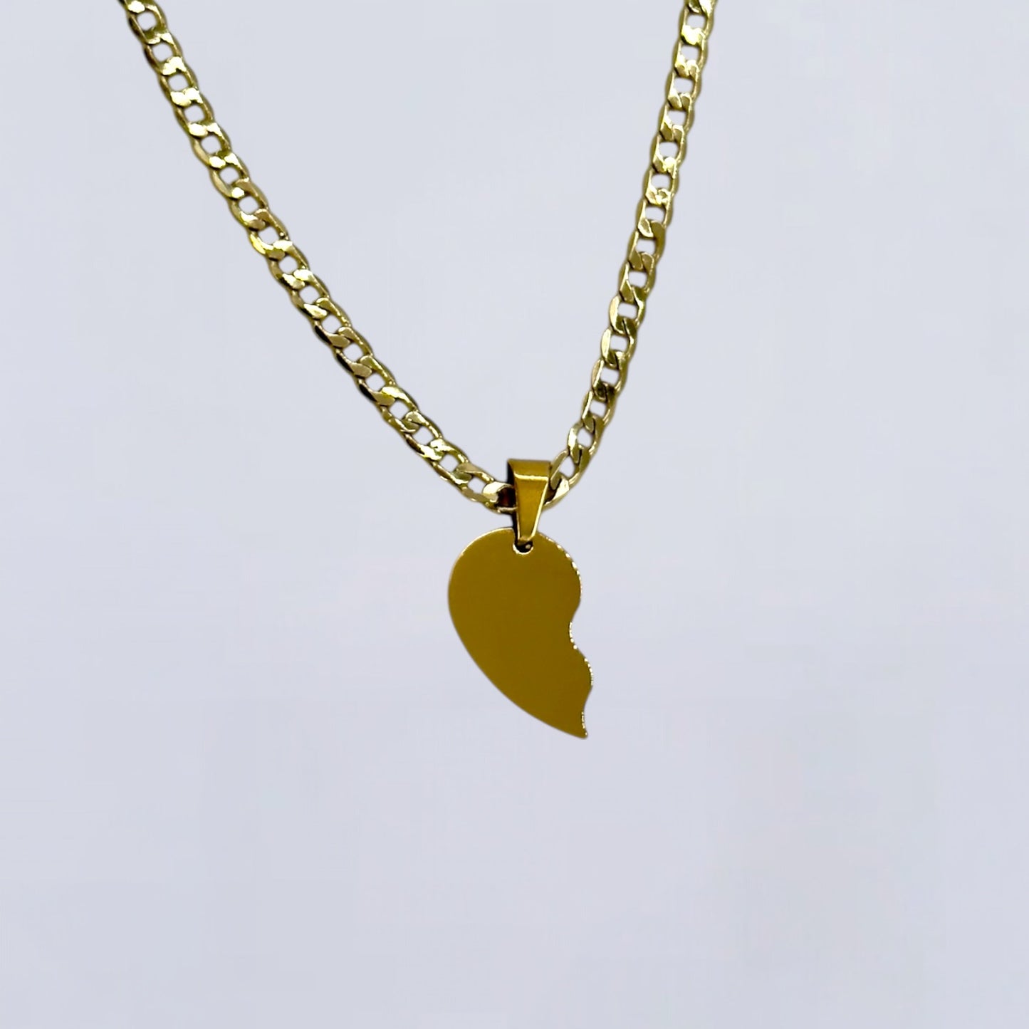 Cadena de eslabones Didiray con forma de medio corazón bañada en oro de 14 quilates. Acabado premium. Brillo duradero. Joyería resistente. Regalo personalizado perfecto para parejas, amigos y familiares.