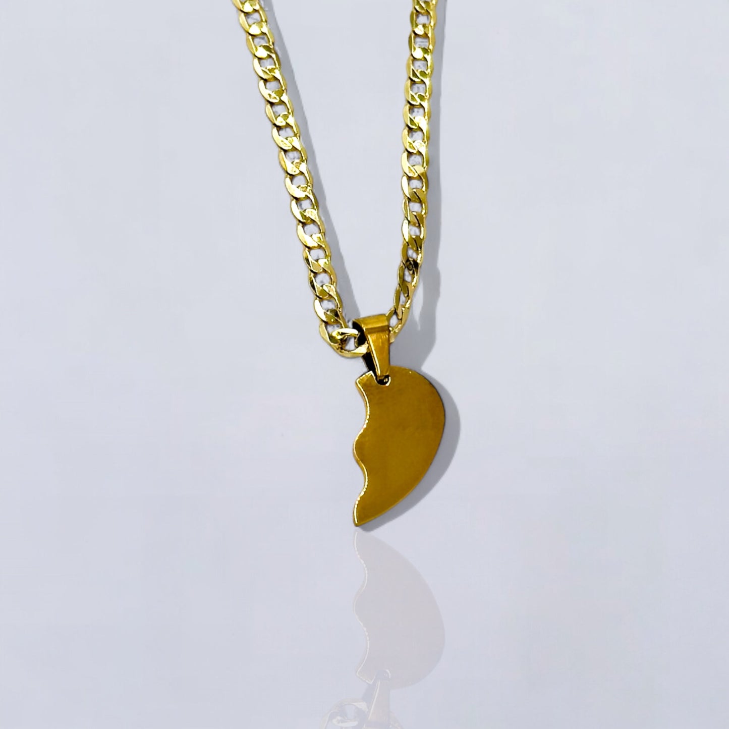 Cadena de eslabones Didiray con forma de medio corazón bañada en oro de 14 quilates. Acabado premium. Brillo duradero. Joyería resistente. Regalo personalizado perfecto para parejas, amigos y familiares.
