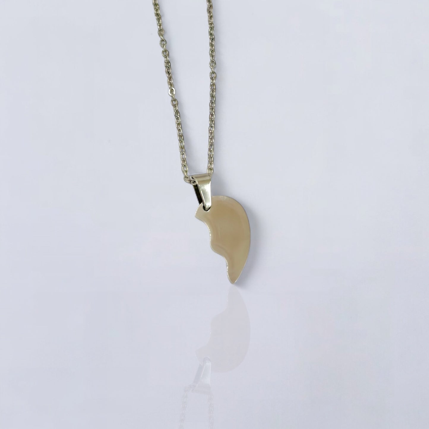 Cadena de eslabones Didiray con forma de medio corazón bañada en oro de 14 quilates. Acabado premium. Brillo duradero. Joyería resistente. Regalo personalizado perfecto para parejas, amigos y familiares.