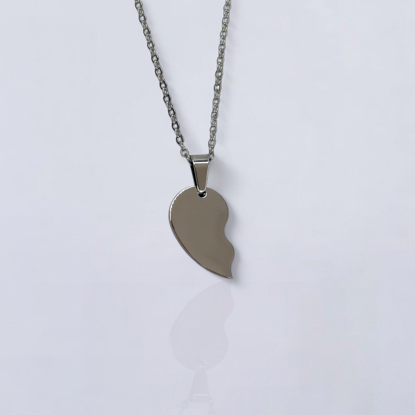 Cadena de eslabones Didiray con forma de medio corazón bañada en oro de 14 quilates. Acabado premium. Brillo duradero. Joyería resistente. Regalo personalizado perfecto para parejas, amigos y familiares.