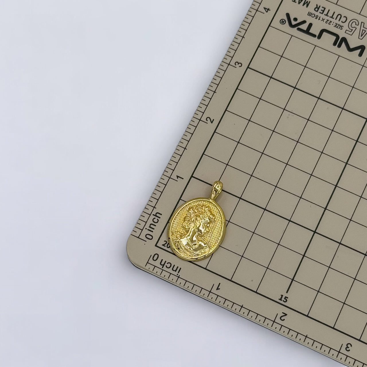 Colgante de reina de estilo vintage DIDIRAY chapado en oro de 14 k con laca protectora de alta calidad para uso diario. Elegancia atemporal.